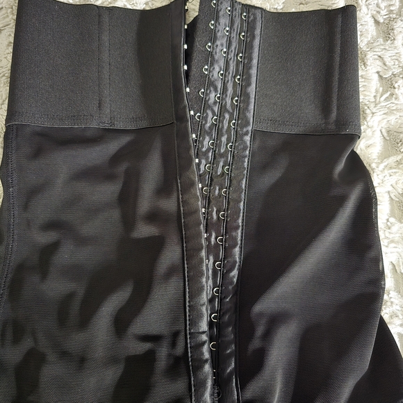 High-Waist Black Shaping Shorts with Lace Trim - Picture 2 of 9